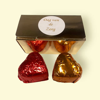 Gouden doosje met 2 hartjes bonbons - Dag van de Zorg - Macaronstore.nl