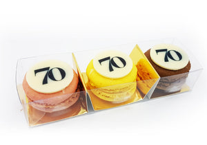 3 macarons met logo in transparant doosje (vanaf 10 doosjes) - Macaronstore.nl